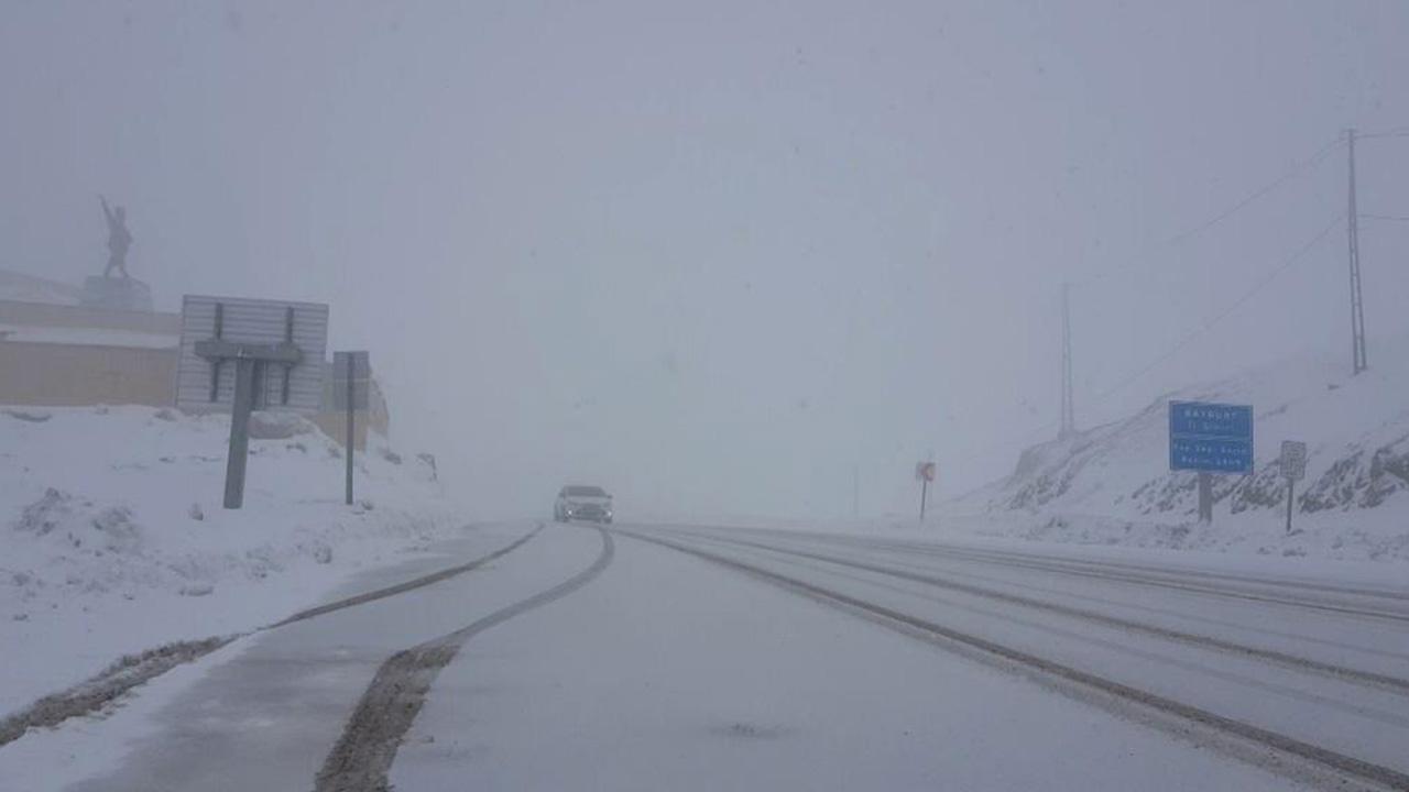 Bayburt'ta ilkbaharda kar manzarası