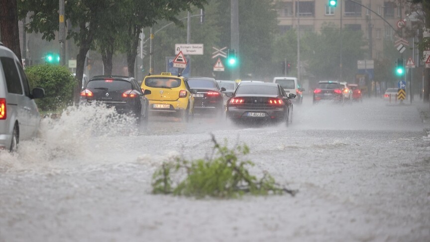 Gaziantep ve çevre illerde sağanak yaşamı olumsuz etkiledi