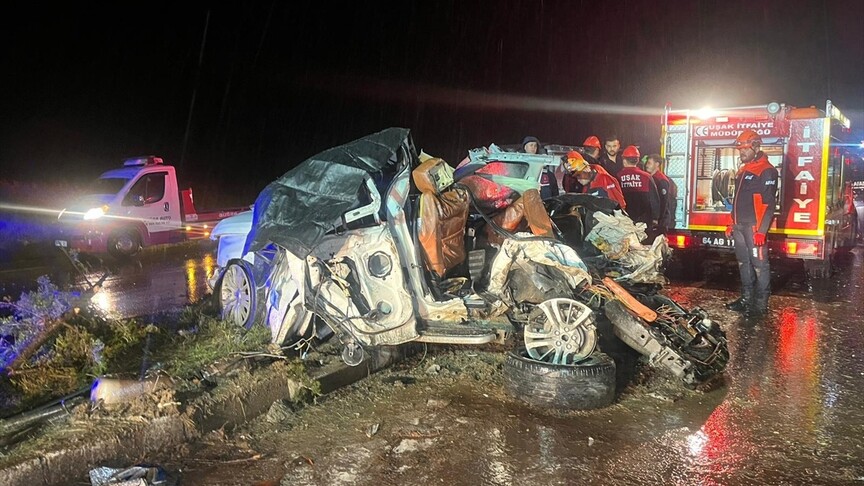 Uşak'ta zincirleme trafik kazasında 4 kişi hayatını kaybetti