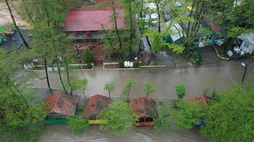 Kocaeli'de derenin taşması sonucu bazı iş yerleri ve canlı hayvan pazarı tahliye edildi
