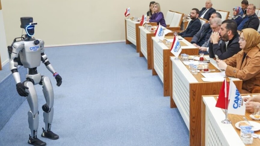 Türkiye'nin nüfusa kayıtlı ilk insansı robotu CANİKMAN meclis toplantısında soruları yanıtladı