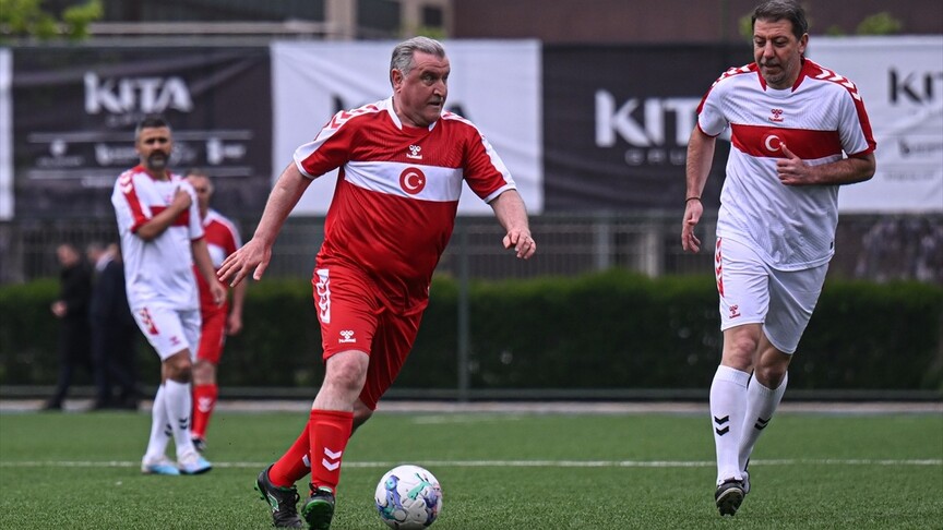 Bakan Bak, Meclisspor ile şöhretler karması arasındaki gösteri maçında futbol oynadı