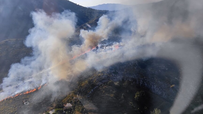 Marmaris'te makilik ve otluk alanda çıkan yangına müdahale ediliyor
