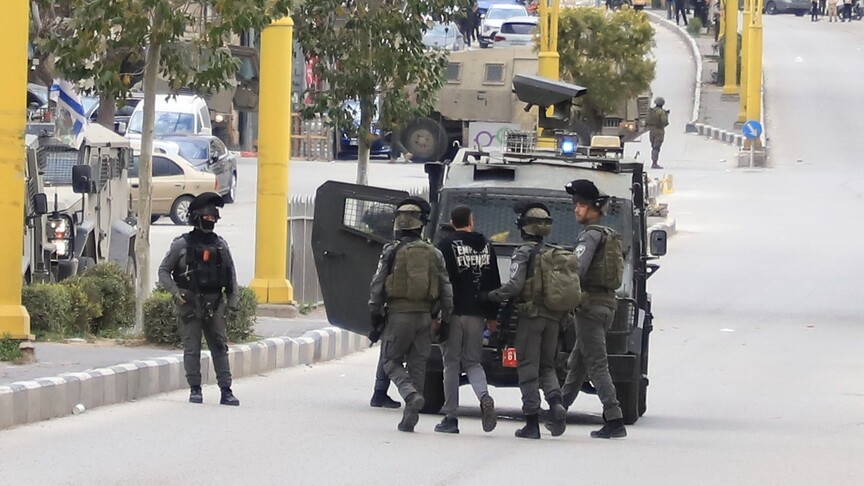 İsrail ordusu, Batı Şeria'ya düzenlediği baskınlarda 17 Filistinliyi gözaltına aldı
